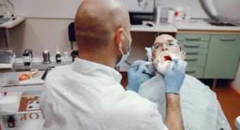 أسباب التهاب اللثة بعد زراعة الأسنان: دليل شامل للوقاية والعلاج